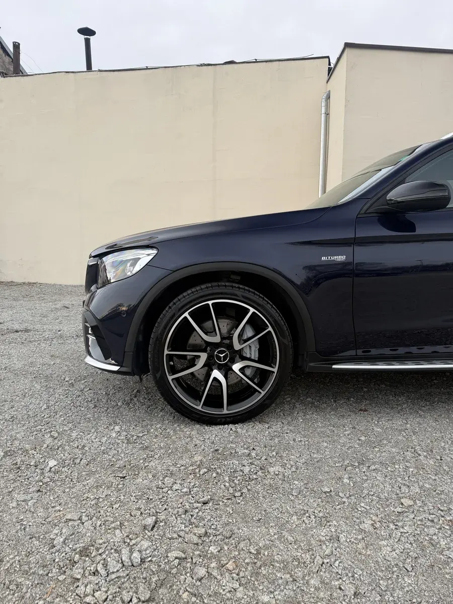 Bok granatowego Mercedesa GLC